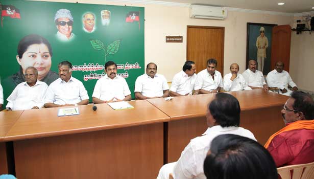 நாஞ்சில் சம்பத், சரஸ்வதி அ.தி.மு.க.வில் இருந்து நீக்கம்: வெற்றிவேல் உள்பட நால்வரின் பதவி பறிப்பு