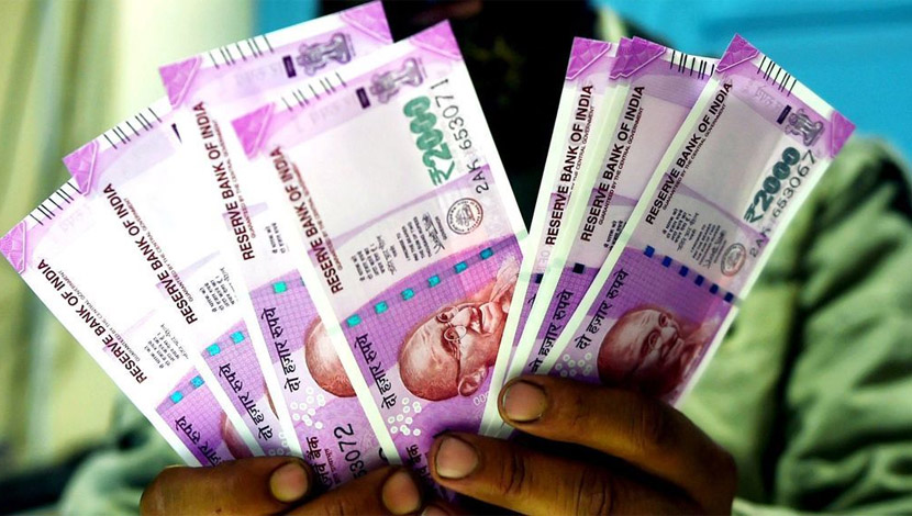 ஆர்.கே.நகர் தொகுதியை பேசாமல் ஏலம் விடுங்கள்..! 100 கோடியை தாண்டி பண வினியோகம் வேடிக்கை பார்க்கும் தேர்தல் ஆணையம்..!