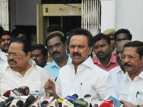 ஆ.ராசா, கனிமொழி விடுதலையை ஸ்வீட் கொடுத்து கோலாகலமாக வீட்டில் கொண்டாடிய மு.க. ஸ்டாலின்