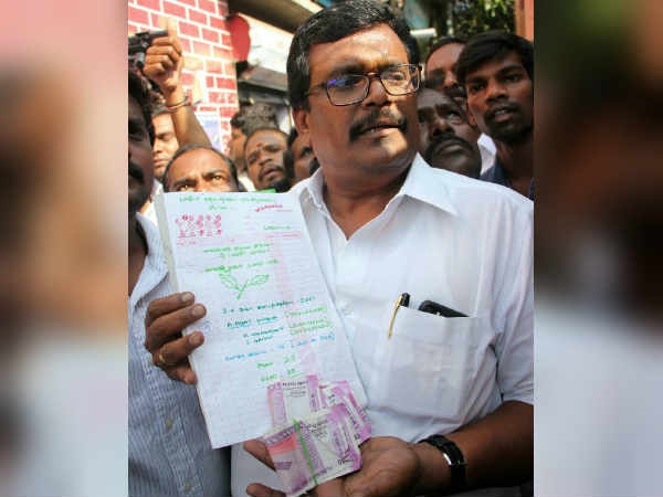 ஆர்.கே. நகரில் கரை புரளும் கரன்சி மழை… ஆளும் கட்சிக்கு எதிராக டிடிவி அணியும், திமுகவும் மாறி மாறி குற்றச்சாட்டு..!