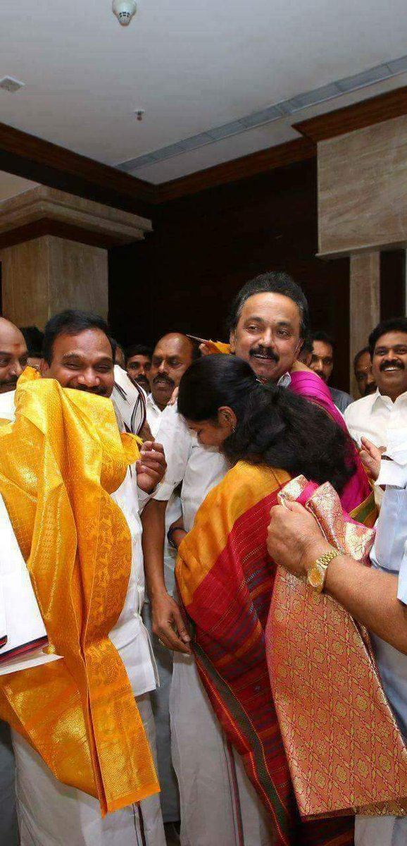 கனிமொழி, ஆ.ராசாவை மு.க.ஸ்டாலின் கட்டியணைத்து வாழ்த்தி வரவேற்றார்..!