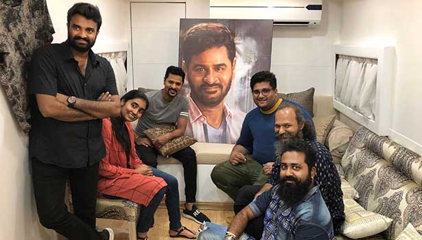 ஷூட்டிங் கடைசி நாளில் பிரபுதேவாவை பரிசு கொடுத்து அசத்திய ‘லக்‌ஷ்மி’பட தயாரிப்பாளர்..!