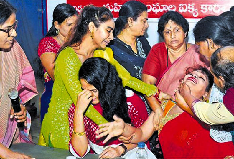 சினிமா வாய்ப்பு கேட்டால் படுக்கைக்கு அழைக்கிறார்கள். !-.கதறி அழுத தெலுங்கு நடிகைகள் !!