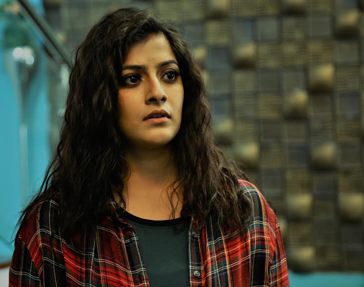 வரலட்சுமியின் ‘வெல்வெட் நகரம்’!