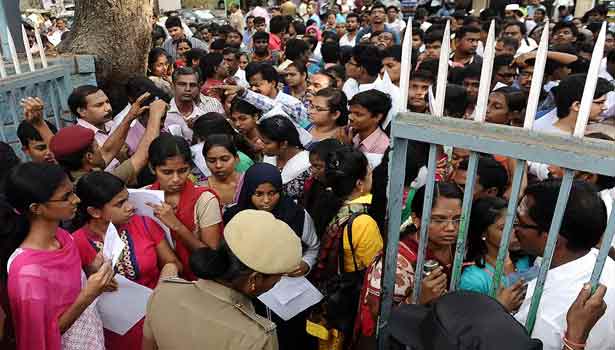 நாடு முழுவதும் 13 லட்சம் பேர் எழுதும் நீட் தேர்வு – தேர்வு மையத்தில் குவிந்த மாணவர்கள்