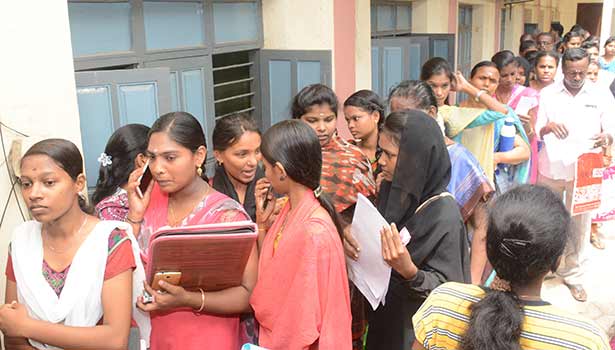 என்ஜினீயரிங் மவுசு குறைந்ததால் கலைக்கல்லூரிகளில் அலைமோதும் மாணவர்கள் கூட்டம்