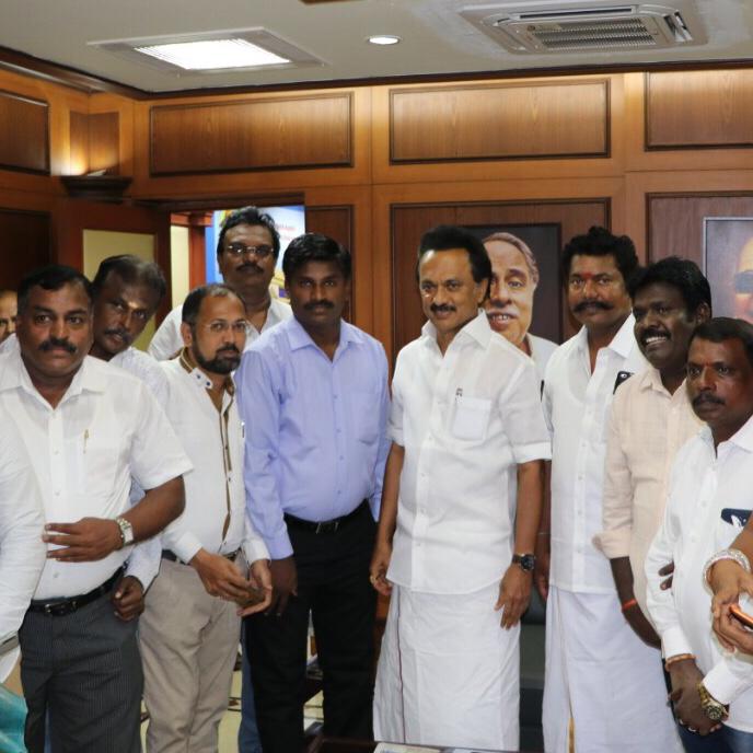 சினிமா தயாரிப்பாளர்கள் மு.க.ஸ்டாலினை சந்தித்து தேர்தல் வெற்றிக்கு வாழ்த்து தெரிவித்தனர்..!