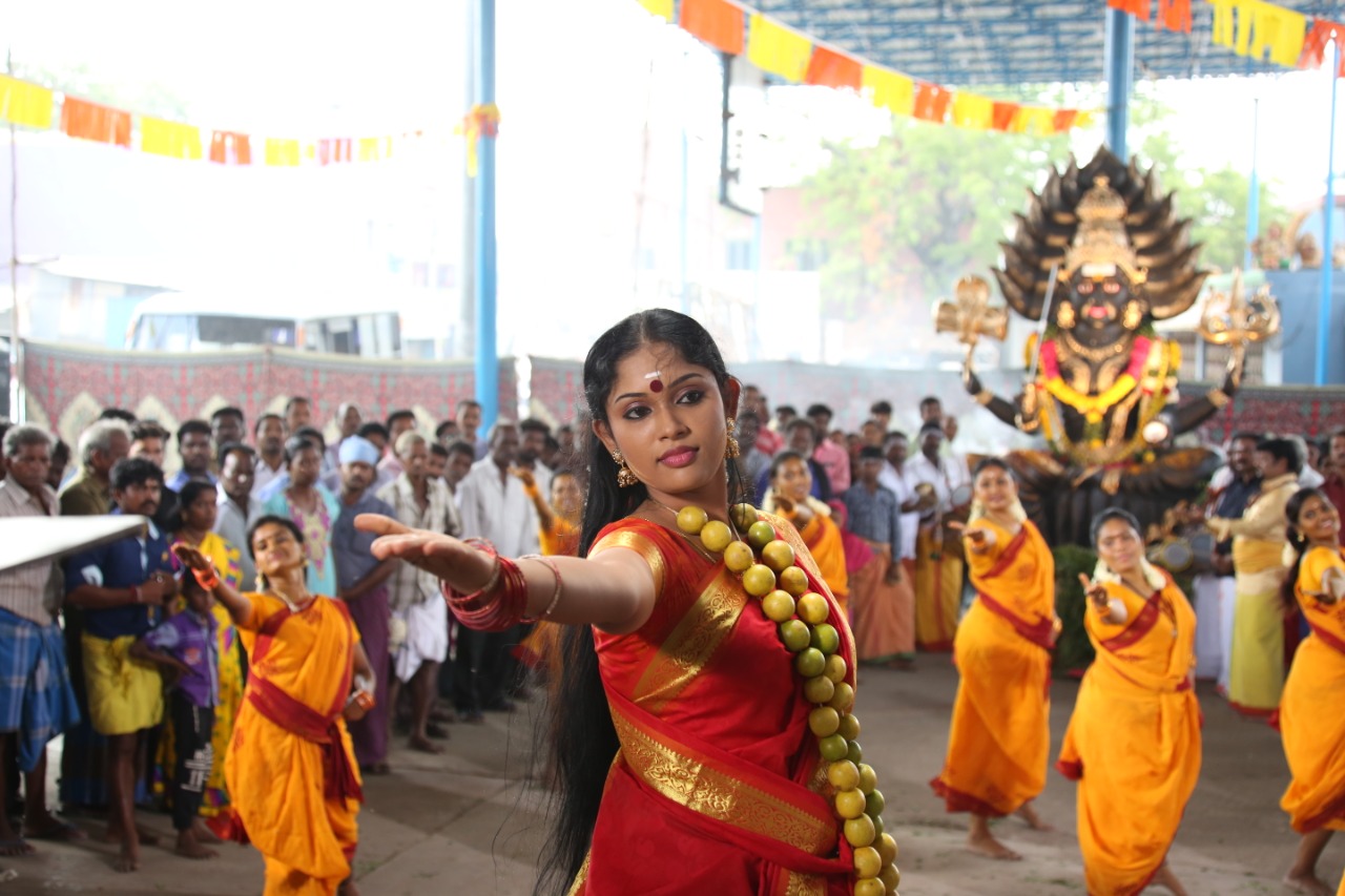 இந்திரன், சந்திரன் கெட்டது பிகராலே சர்ச்சை பாடலுடன் திரைக்கு வர தயாரான யோகிபாபுவின் ஆவி நடுவுல காவி படம்!