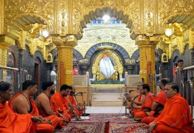 கொரானா பீதி வரலாற்றில் முதல் முறையாக ஷீரடி சாய்பாபா கோவில் மூடப்பட்டது!