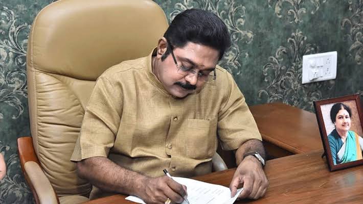 அரசும் எதிர்க்கட்சியும் அரசியல் விளையாட்டை நிறுத்தி விட்டு மக்களை காப்பாற்றும் பணியில் கவனம் செலுத்துங்கள் – டிடிவி தினகரன் அறிக்கை