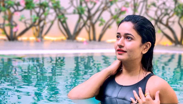 பிகினி உடையில் பூனம் பஜ்வா – வைரலாகும் புகைப்படங்கள்!