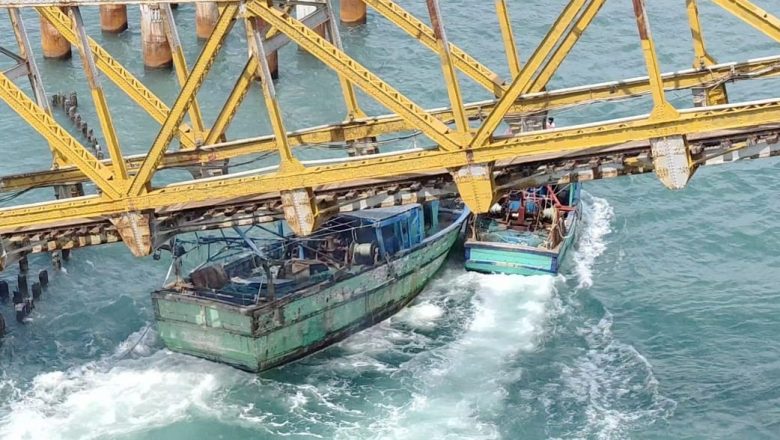 பாம்பன் ரயில் தூக்கு பாலத்தில் விசைப்படகு மோதி உடைந்து மூழ்கியது!