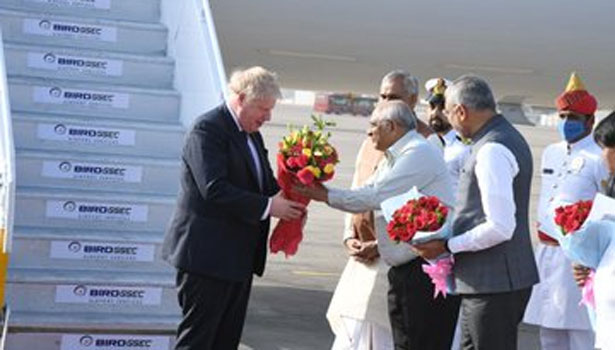 இந்தியா வந்துள்ள இங்கிலாந்து பிரதமர் ஜான்சனுக்கு அகமதாபாத்தில் சிறப்பு வரவேற்பு!