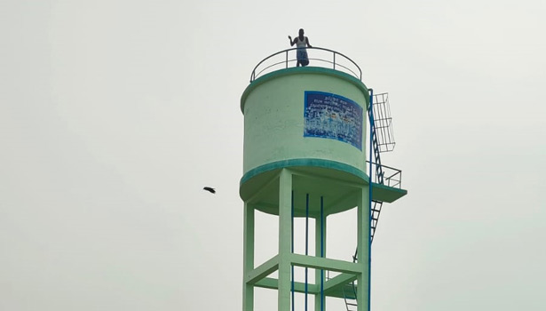 மனைவியுடன் சேர்த்து வைக்க வலியுறுத்தி குடிநீர் தொட்டியில் ஏறி வாலிபர் தற்கொலை மிரட்டல்!