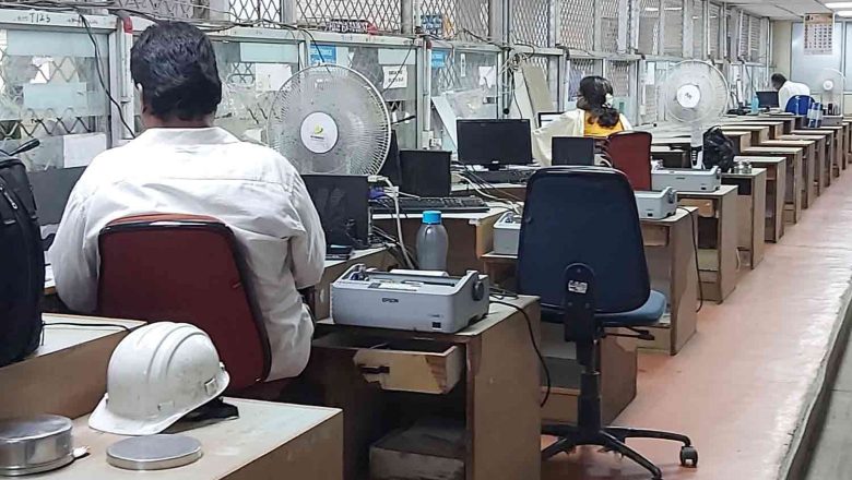 சென்ட்ரல், எழும்பூர் ரெயில் நிலையங்களில் முன்பதிவு டிக்கெட் கவுண்டர் குறைப்பால் பயணிகள் அவதி!
