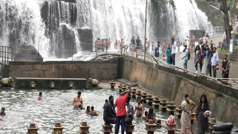 திற்பரப்பு அருவியில் குவிந்த சுற்றுலா பயணிகள்!