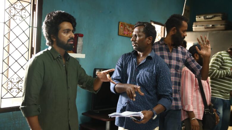 த்ரில், சர்ப்ரைஸ் மற்றும் எண்டர்டெயின்மெண்ட் என அனைத்தும் கலந்து குடும்பங்கள் கொண்டாடும் படமாக “பிளாக்மெயில்” இருக்கும்”- இயக்குநர் மு. மாறன்!*