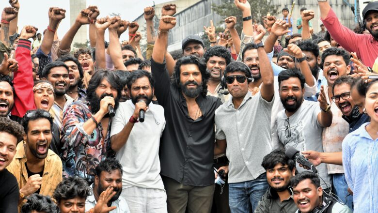 ராம் சரண் நடித்துள்ள பெத்தி (Peddi) படத்துக்கான பாடல் படப்பிடிப்பு 1000-க்கும் மேற்பட்ட நடனக் கலைஞர்களுடன் தொடங்கியது!!