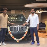 இயக்குநர்  அபிஷன் ஜீவிந்த்திற்கு  கல்யாண பரிசாக,  கார் வழங்கிய  ‘டூரிஸ்ட் ஃபேமிலி’   தயாரிப்பாளர்!